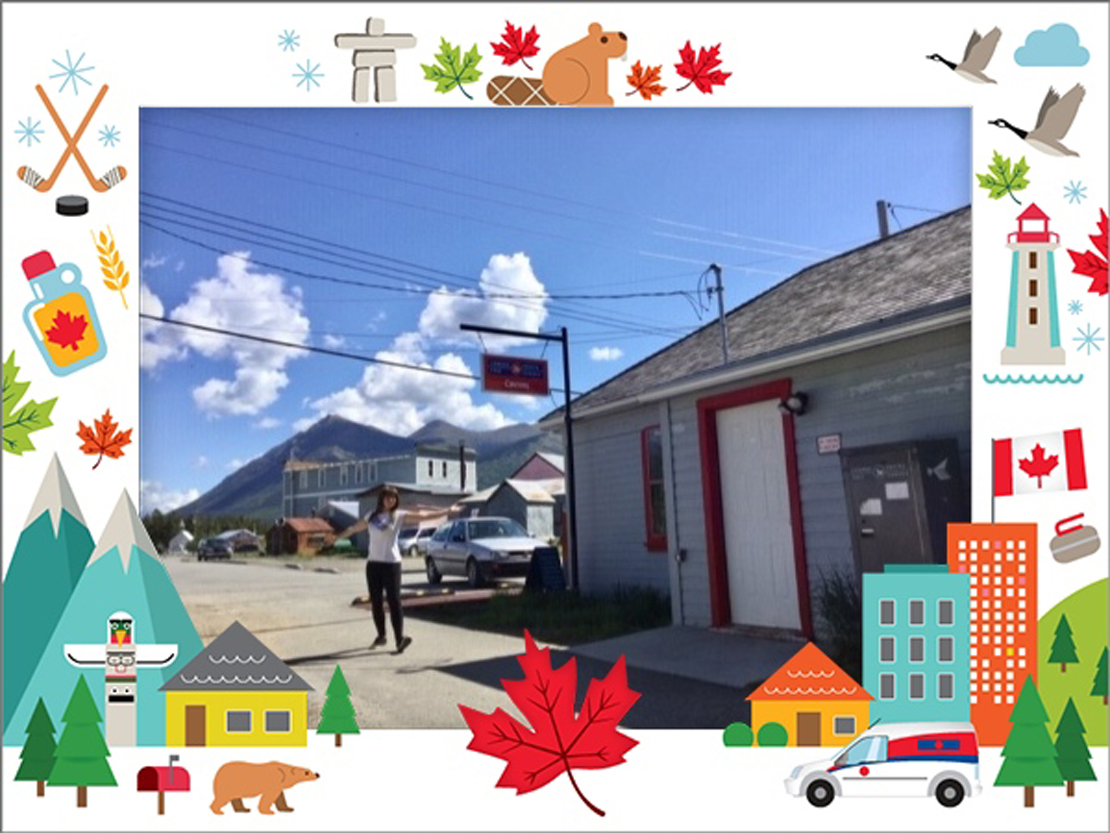 Une photo d’un employé de Postes Canada devant le bureau de poste de Carcross, au Yukon.