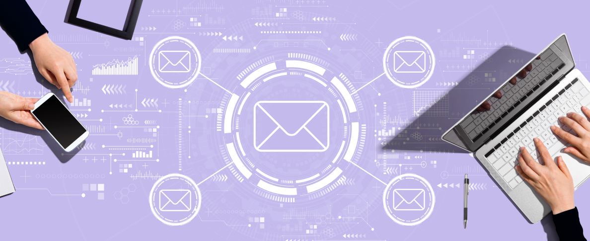 Une illustration d’icônes de courriel interconnectés, représentant la connectivité numérique.