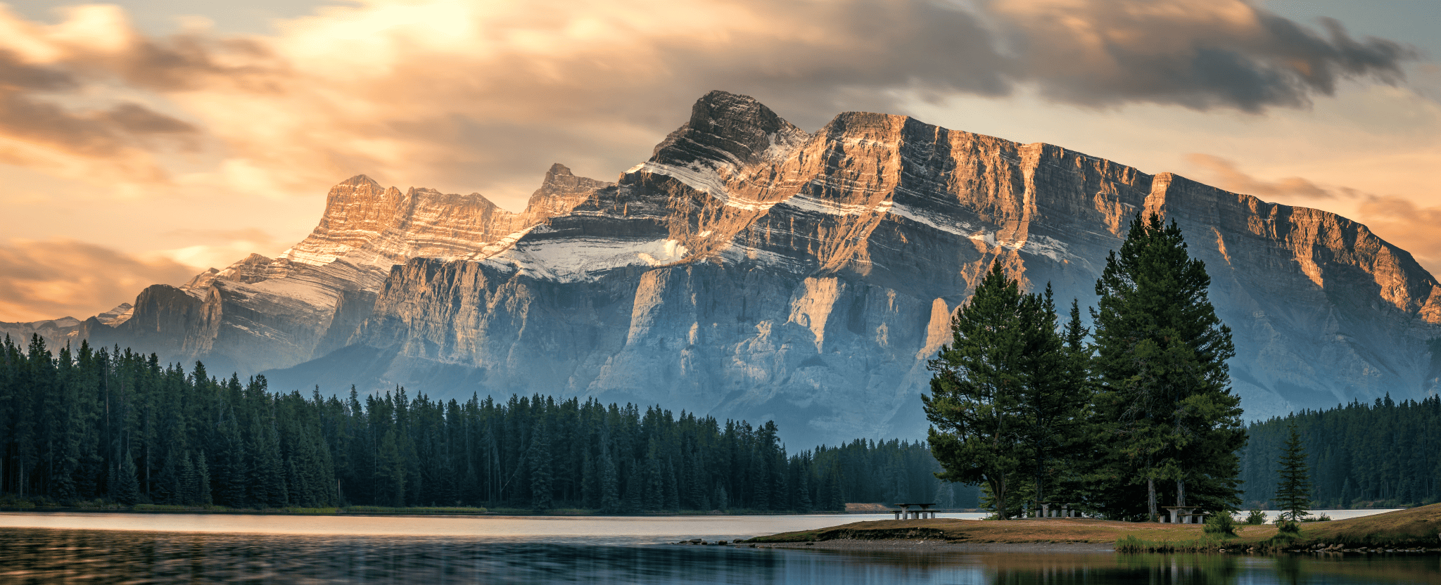 Paysage canadien avec une montage en arrière-plan.